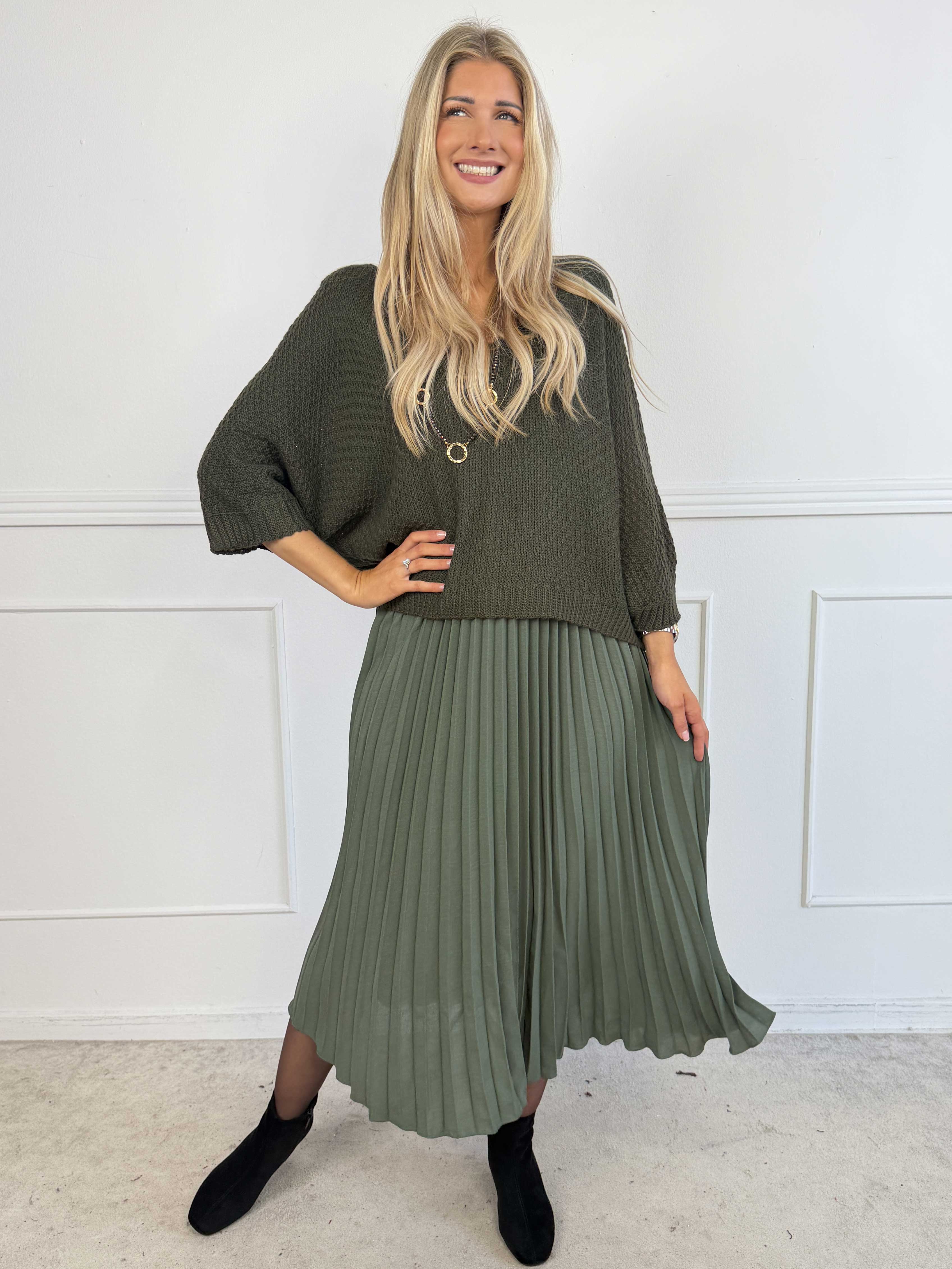 Nanna – Elegant tvådelad klänning i viskos med veckad kjol och matchande stickad överdel.